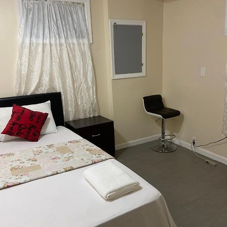 A Private Room In Queens Нью-Йорк Экстерьер фото