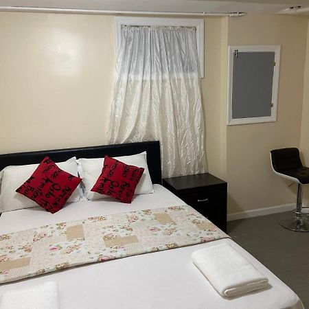 A Private Room In Queens Нью-Йорк Экстерьер фото
